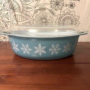 Vintage Pyrex Turquoise 2 1/2 qt Snowflake Casserole Dish w/lid